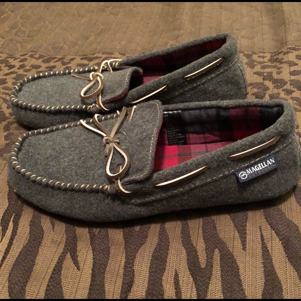 Slippers/House Shoes